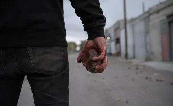 Il agresse l’amant présumé de sa femme à coups de pierre